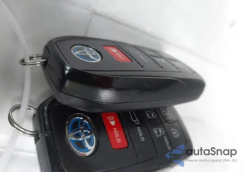 2021 Toyota Sienna Xle z USA, uszkodzony, nr VIN 5TDJRKEC4MS031618